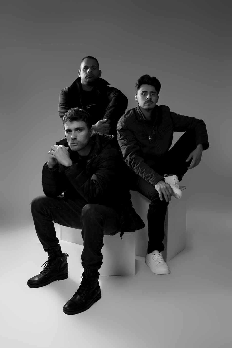 Retrato em preto e branco do trio MONNOVIA em estúdio